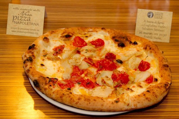 В Италии говорят, что в Неаполе все говорят по-неаполитански, в Неаполе лучший кофе, в Неаполе самые сумасшедшие водители, которые чаще других нажимают на сигнал в автомобиле. Что касается пиццы, то она тоже здесь особенная. Например, в знаменитой пиццерии  Da Michele” in Via C. Sersale (основана 1870) утверждают, что существуют только две пиццы:  Marinara” и la  Margherita”.