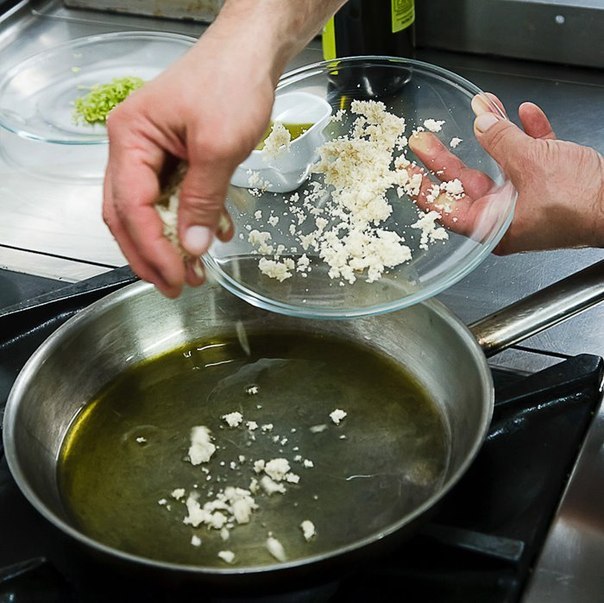 Приготовление пасты по калабрийски: с анчоусами, перцем и чедро! 