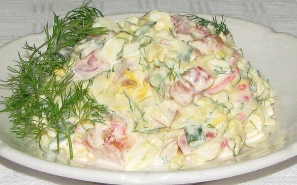 Салат с крабовым мясом и помидорами