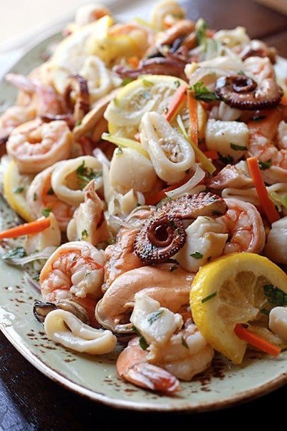 Праздничный салат из маринованных морепродуктов