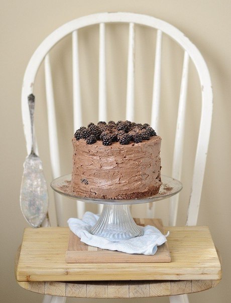 Шоколадный торт с ежевикой