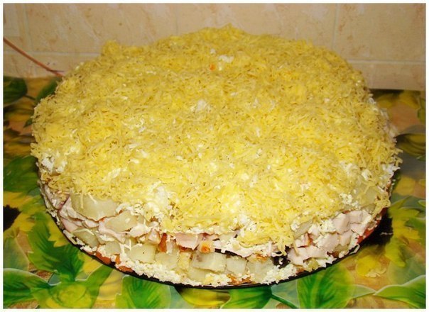 Слоенный салатик с копченной курицей, черносливом и сыром