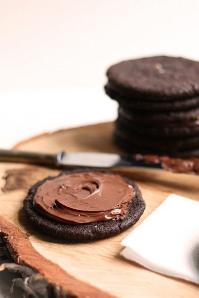 Шоколадное печенье с шоколадной начинкой