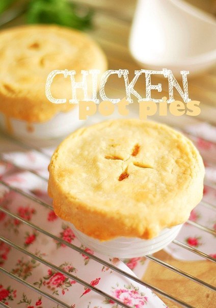 Куриные пирожки в горшочке (Chicken Pot Pies)