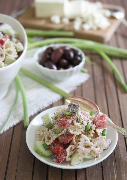 Греческий салат с макаронами