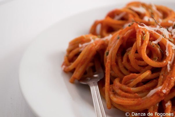 Спагетти в соусе из болгарского перца и чеснока