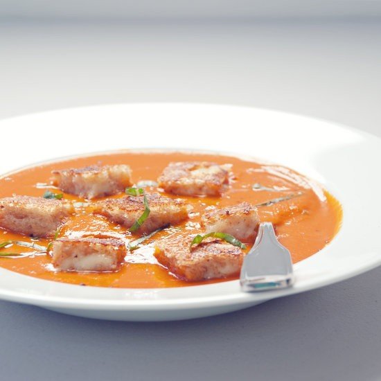 Острый томатный суп с сырными гренками