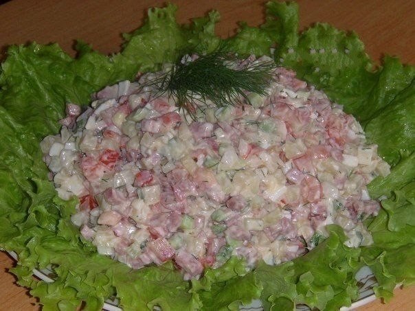 Салат с копченой колбаской