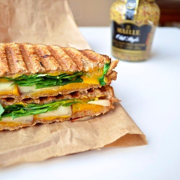 Сэндвич-гриль с сыром, грушей и рукколой