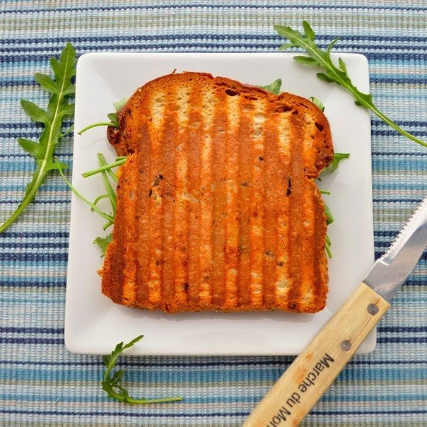 Сэндвич-гриль с сыром, грушей и рукколой
