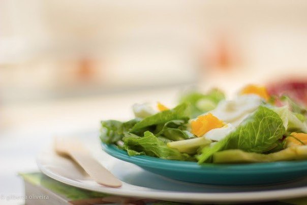 Легкий зеленый салат с яйцом