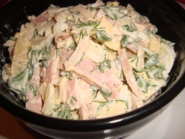 Вкусный салат с ветчиной и сыром 