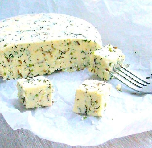 Домашний сыр с тмином и зеленью 
