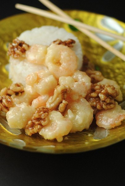 Креветки в меду с грецкими орехами