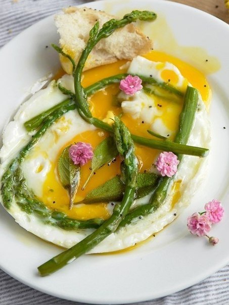 Здоровый завтрак - жаренное яйцо со спаржей
