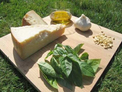 Песто - популярный в Италии соус на основе базилика, сыра и оливкового масло. С итальянского языка "песто" от pestato, pestare — топтать, растирать.