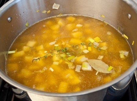 Кремовый суп из картофеля и лука-порея можно подавать как холодным, так и горячим. 