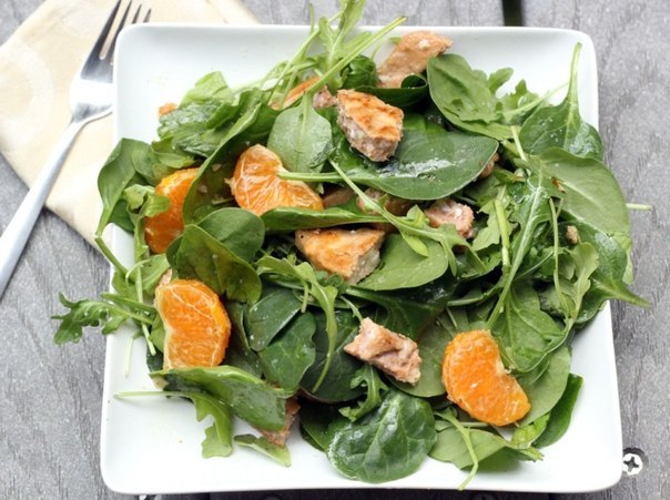 Салат с лососем и зеленью