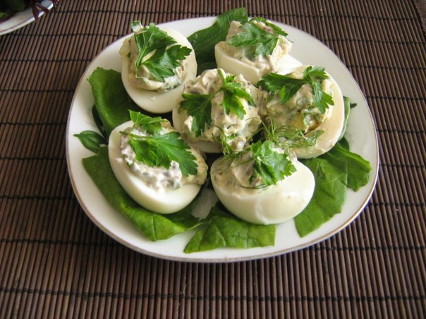 Фаршированные яйца на листьях салата
