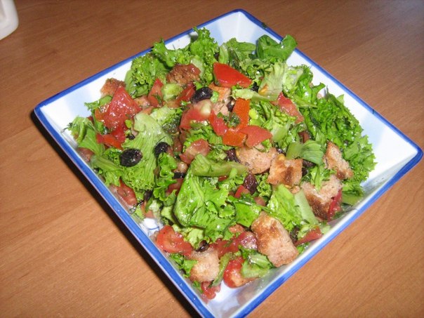 Зелёный салат «Цезарь» с помидорами