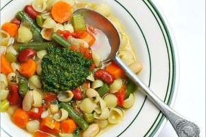 Овощной суп с соусом песто 
