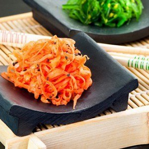 Морковный салат с зеленым луком по‑азиатски.