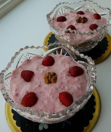 Творожный десерт со свежей клубникой, фруктами и хлопьями (без выпечки)