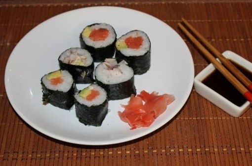 Суши с красной рыбой и авокадо 
