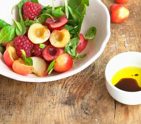 Быстрый освежающий салат с фруктами и ягодами