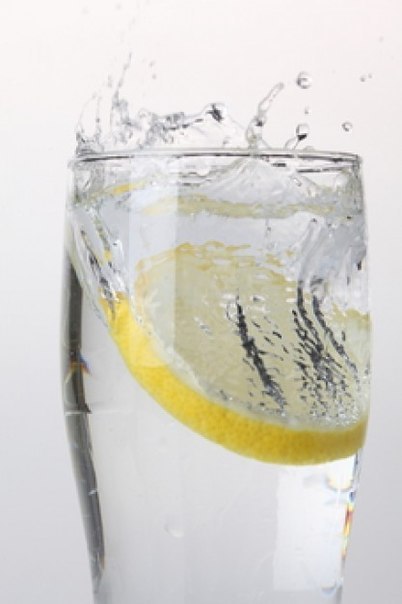 Диетологи назвали семь веских доводов, по которым каждый день следует начинать со стакана воды с лимоном.
