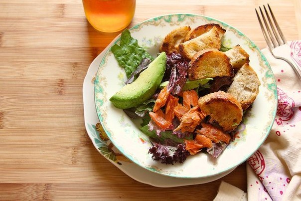 Салат с гренками, авокадо и копченым лососем.