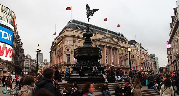 Дальше наши корреспонденты направились к знаменитой площади в Лондоне  Пикадилли-Серкус.