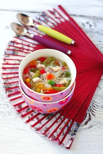 Куриный суп с рисовой лапшой и овощами