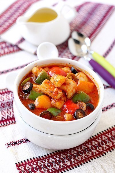 Куриный суп с рисовой лапшой и овощами 