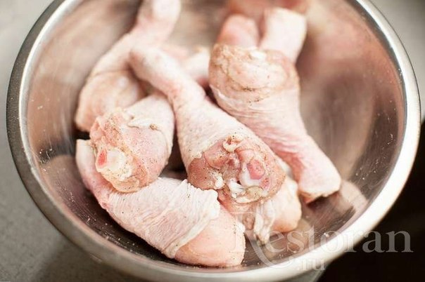 Элегантные, легкие в приготовлении и поедании, запеченные куриные ножки с сырной корочкой