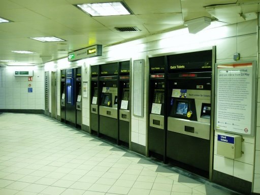 Oyster Card можно купить в автоматах или сразу же в метро есть кассы.