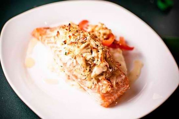 Филе лосося, фаршированное крабом, с гарниром из перца и кукурузы.