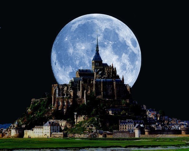 Полная луна за замком Мон-Сен-Мишель, Нормандия, Франция