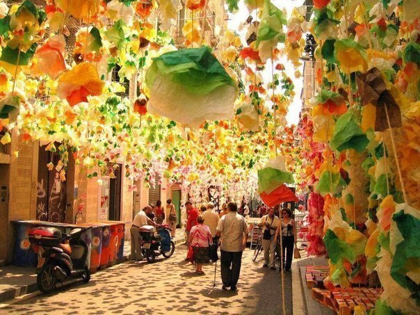 Барселона, Испания Это праздник фиеста де грасия. В конце августа в северной части Барселоны они украшают некоторые улицы (много улиц). По вечерам концерты, все пьют, гуляют, танцуют