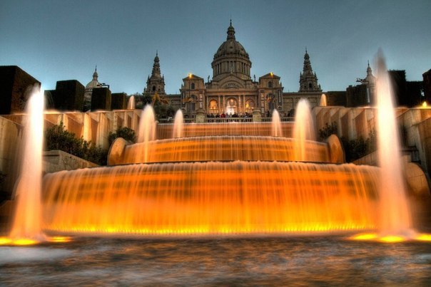Национальный дворец и фонтан на холме Монжуик, Барселона, Испания