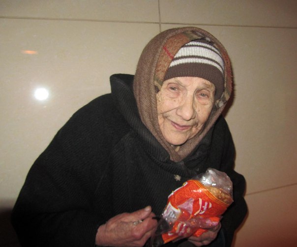 В пешеходном переходе у станции метро Невский проспект часто можно встретить бабушку в стареньком изношенном пальто, в платочке, с узелком в руках. Зовут бабушку Валентина. Она, вроде бы, и не просит милостыню, но ей многие подают. Бабушка с благодарностью принимает и деньги, и еду. Немного пообщавшись с ней, мы узнали, что она коренная Ленинградка, ушла на фронт в 18 лет (значит, сейчас ей не меньше 85, а скорее всего, больше). Говорить о своей жизни не хочет - боится или стесняется. Сказала только, что живёт с подругой военных лет, которая прикована к постели. Скоро морозы, а кроме пальто, которое на вид одного с ней возраста, ей, кажется, даже нечего одеть.