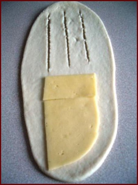 Полосатые рогалики с сыром 