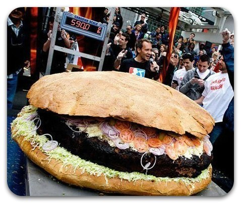 270-килограммовый гамбургер. Канадский шеф-повар установил новый мировой рекорд приготовив самый большой гамбургер в мире.
