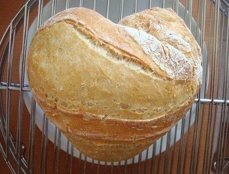 Делаем хрустящий домашний хлеб в духовке.