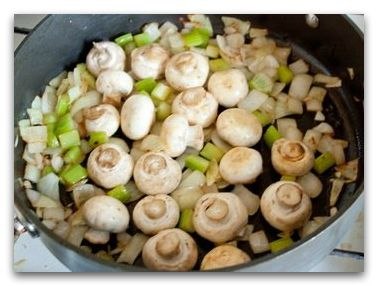 Тушеные ребрышки с картофелем и грибами