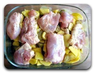 Картофель с овощами и курицей в духовке