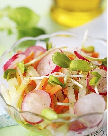 Весенний салат из хрустящих овощей.