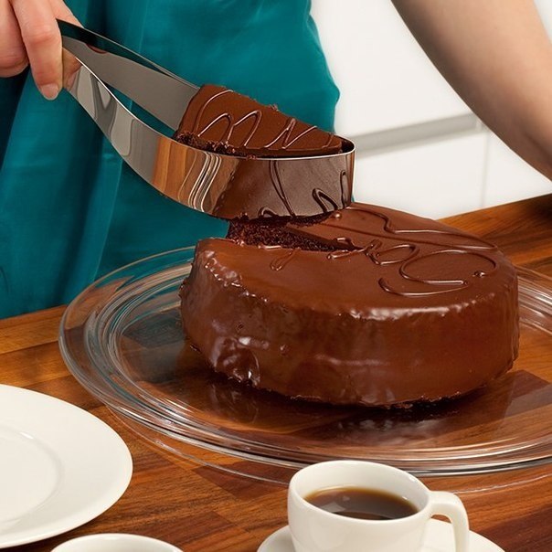 Нож-лопатка для торта - теперь он не рассыпется и не упадет на бок.
