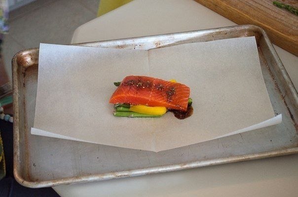 Апельсиново-имбирный лосось в пергаменте