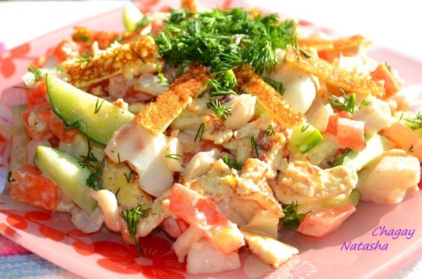 Салат с рыбой и яичными блинчиками